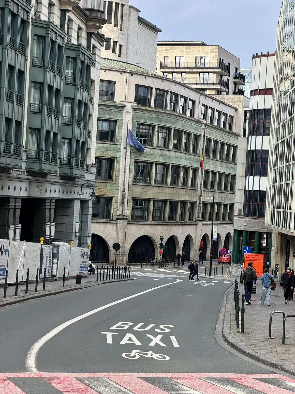Bruxelles, O stradă care urcă